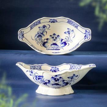 Bát sứ thuyền bày lễ sen xanh