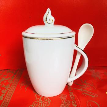 Ca sứ bầu nắp có thìa viền kim LL