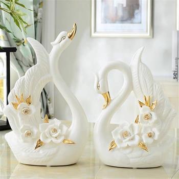Đôi thiên nga sứ trắng dời hoa nổi