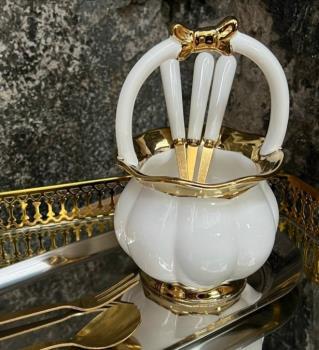 Giỏ sứ trắng nơ mạ vàng